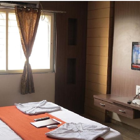 Hotel Vikrant Palace Solapur Zewnętrze zdjęcie