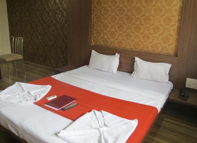 Hotel Vikrant Palace Solapur Zewnętrze zdjęcie